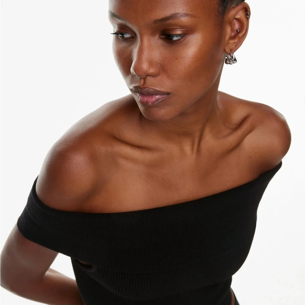 Aritzia Sculpt KNit Black Off-Shoulder Crop Top - Picture 2 of 8